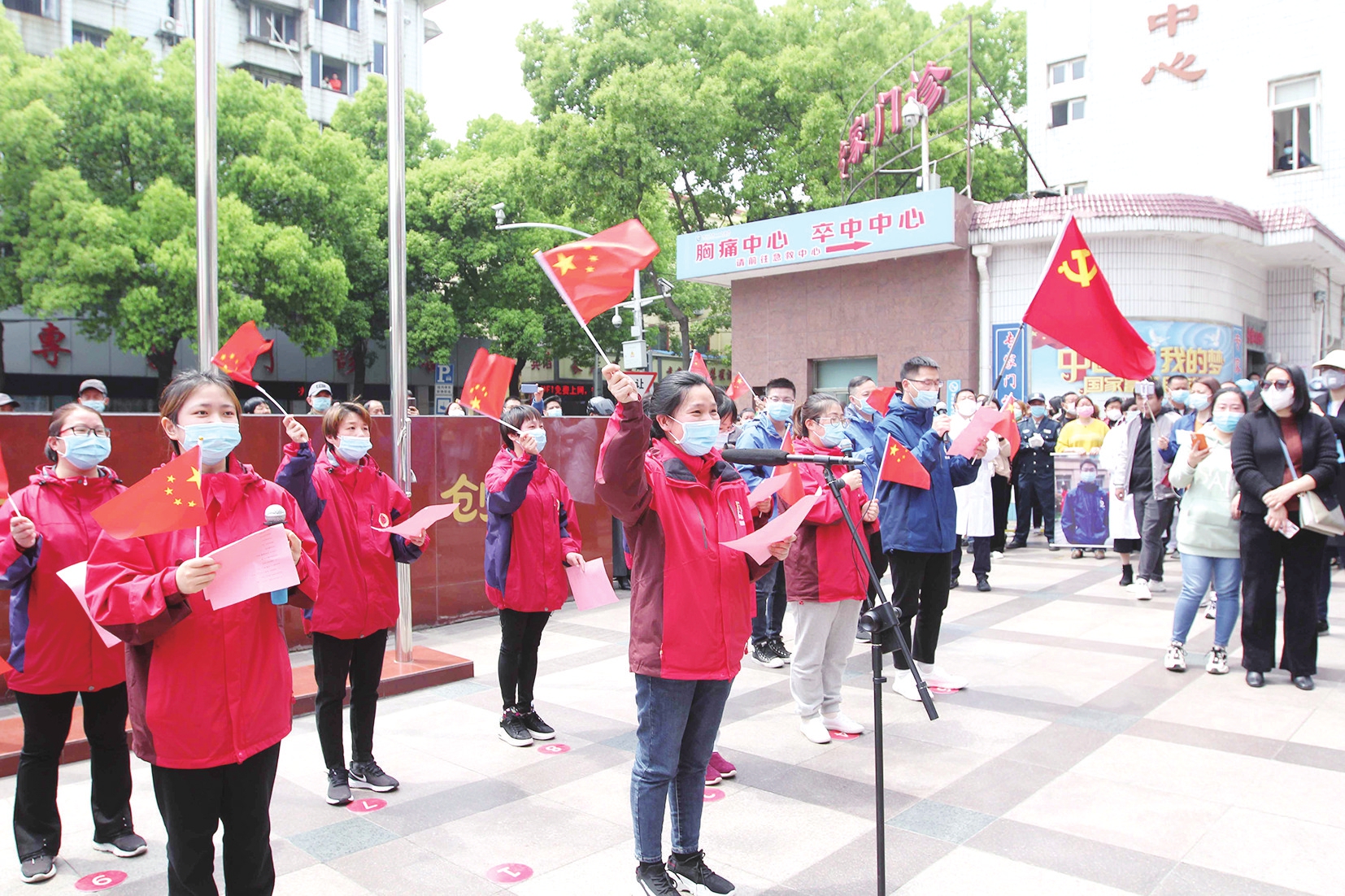 第三批返宜支援湖北医疗队欢迎仪式. 记者 徐火炬 摄