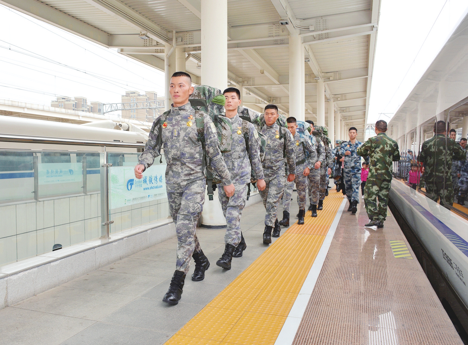 在安庆高铁站在安庆高铁站,,参加阅兵式的11名驻宜空军载誉归来米驻