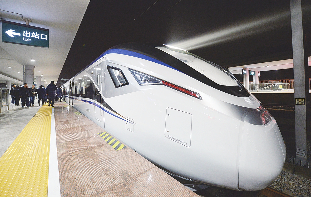 12月24日,长株潭城际铁路首列cj6动车组停靠在株洲南站.