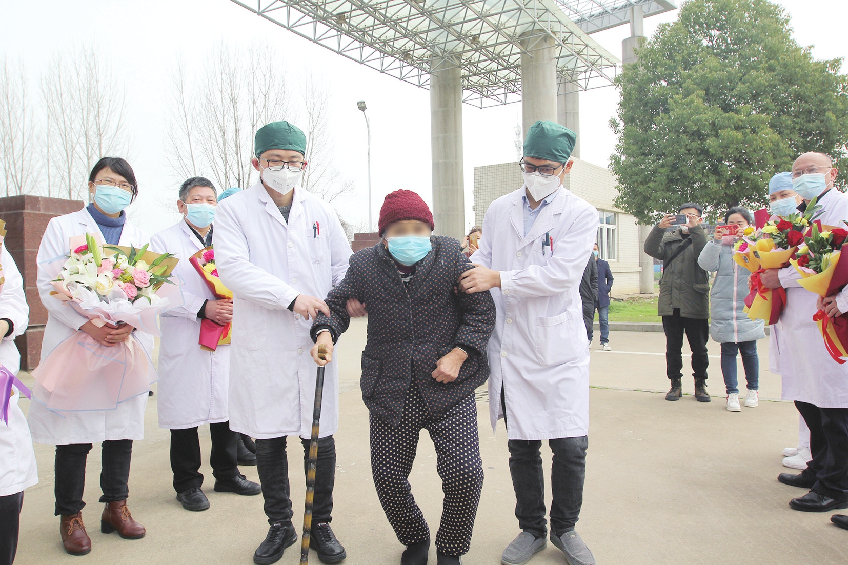 3月4日,市立医院北院区最后一名新冠肺炎患者在医护人员的搀扶下出院.