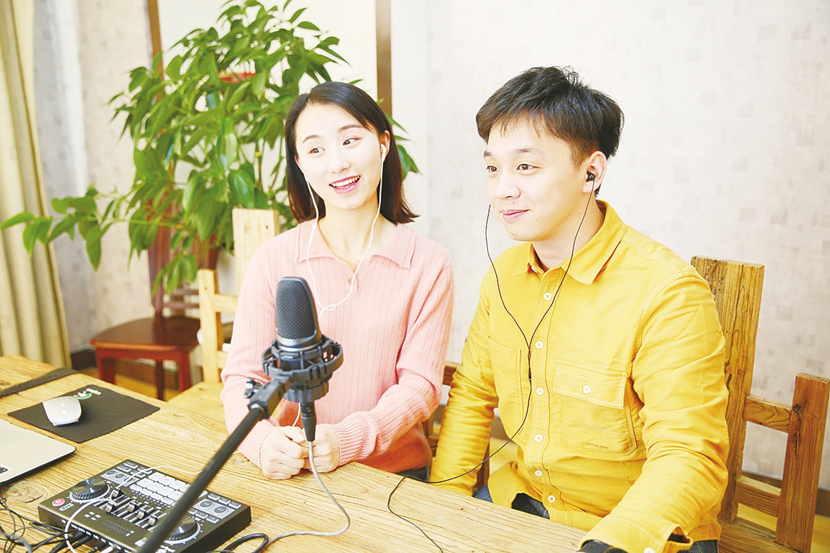 卢宇,侯婷婷直播现场.通讯员 余果 摄