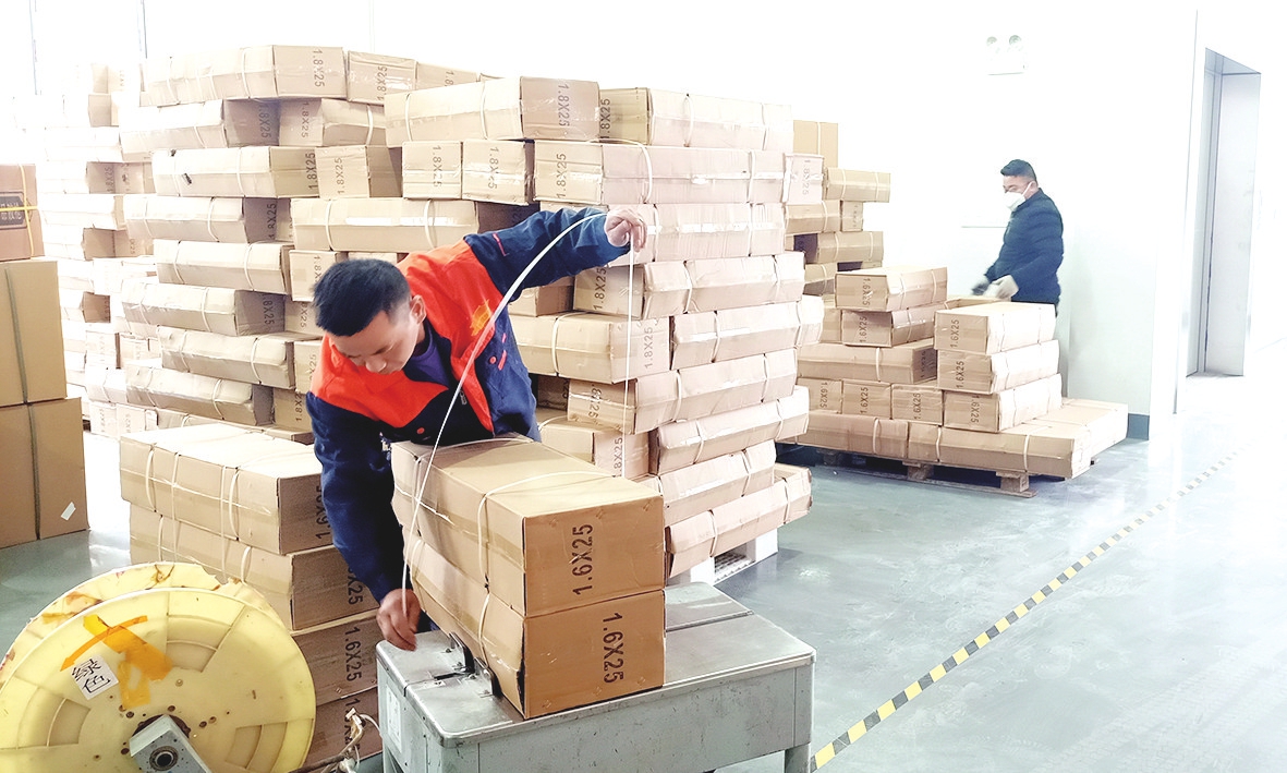 桐城市范岗镇一装饰辅材电商企业内,工作人员正在仓库打包装饰辅材.