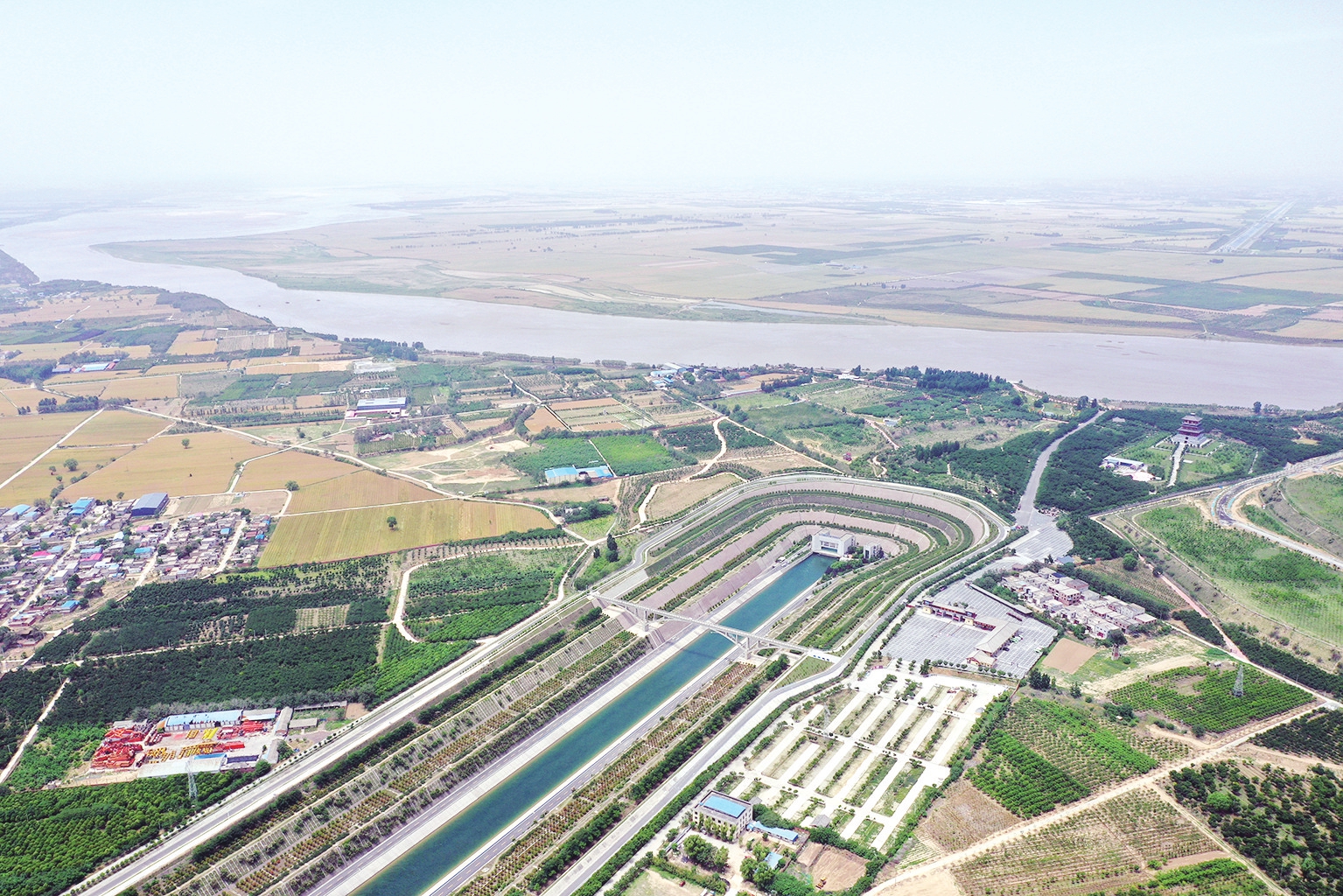 这是5月23日在河南省郑州市拍摄的南水北调中线穿黄工程(无人机照片