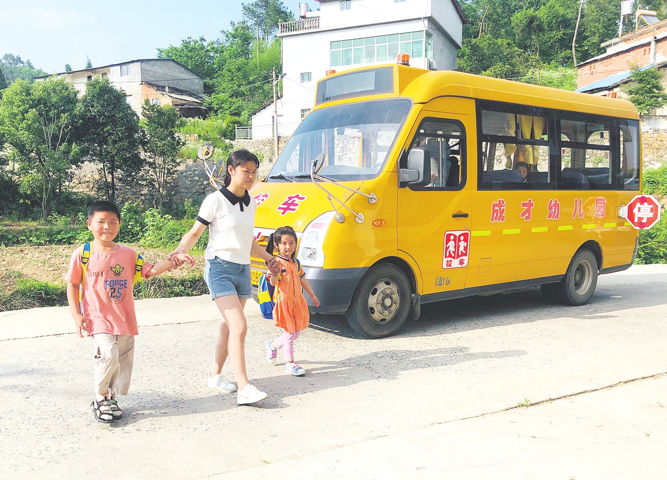 6月8日,怀宁县洪铺镇幼儿园校车把孩子们送到家门口.
