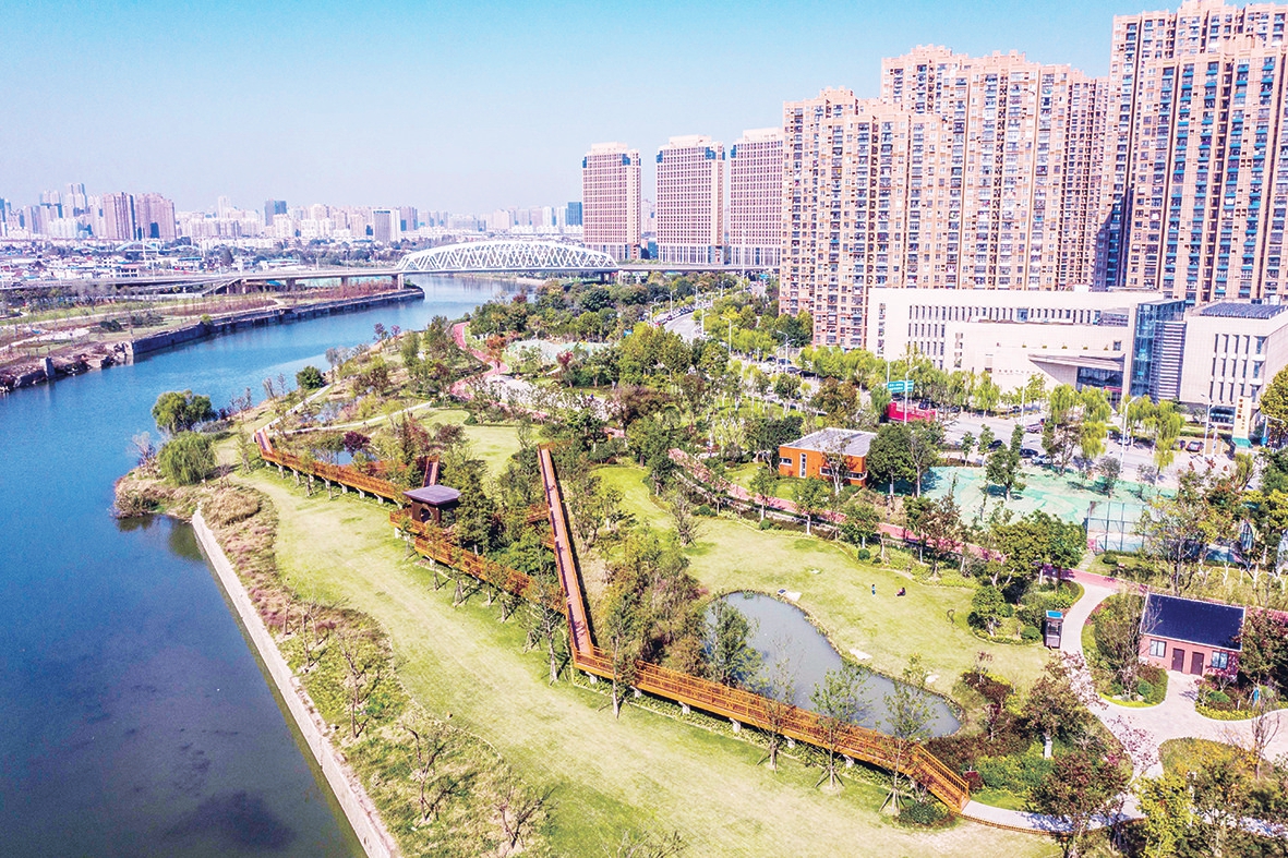 11月12日拍摄的合肥市瑶海区南淝河初期雨水治理下沉式绿地工程.