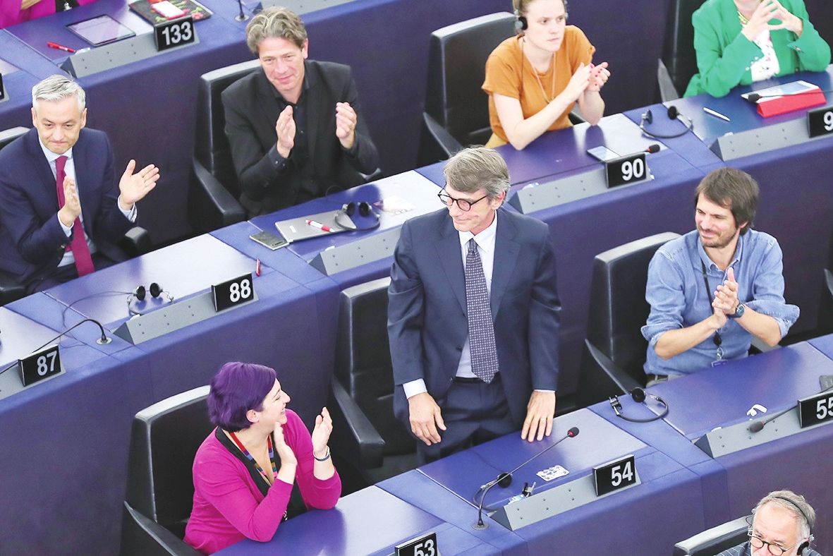 7月3日,在法国斯特拉斯堡欧洲议会总部,戴维·萨索利(前中)当选新一届