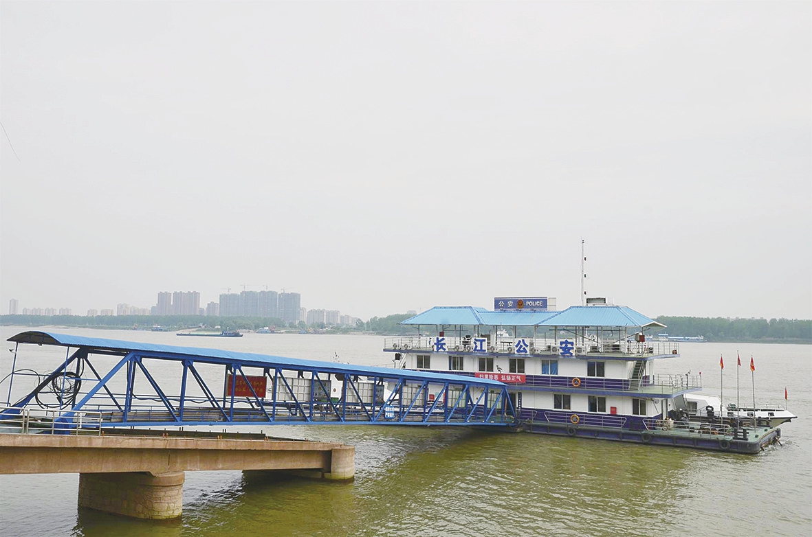 集中点3为8号码头,长航公安安庆派出所趸船.