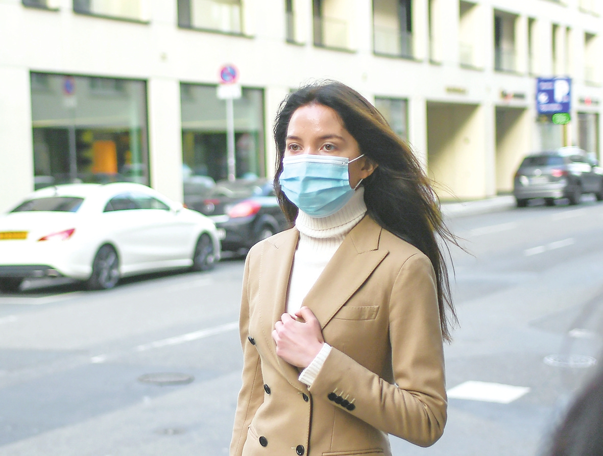 10月24日,在德国法兰克福,一名戴口罩的行人在街头行走.