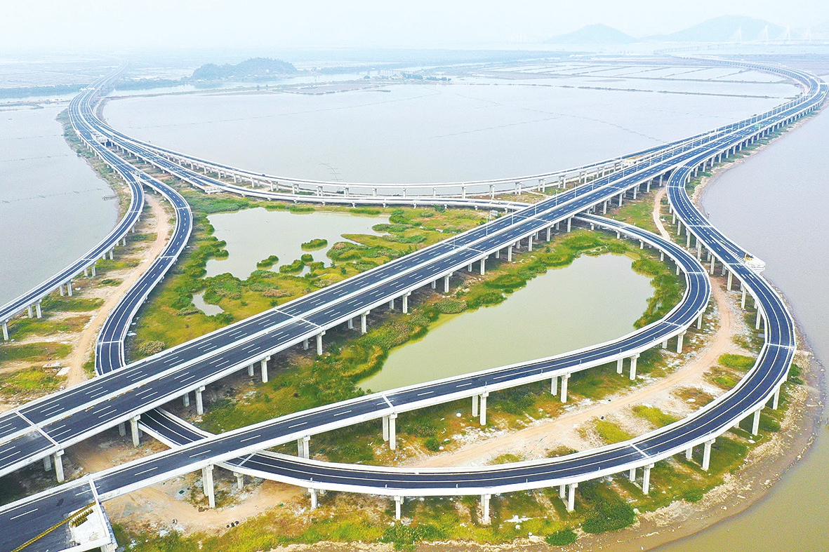 东起港珠澳大桥连接线,西至珠海鹤洲岛,远期对接江门黄茅海