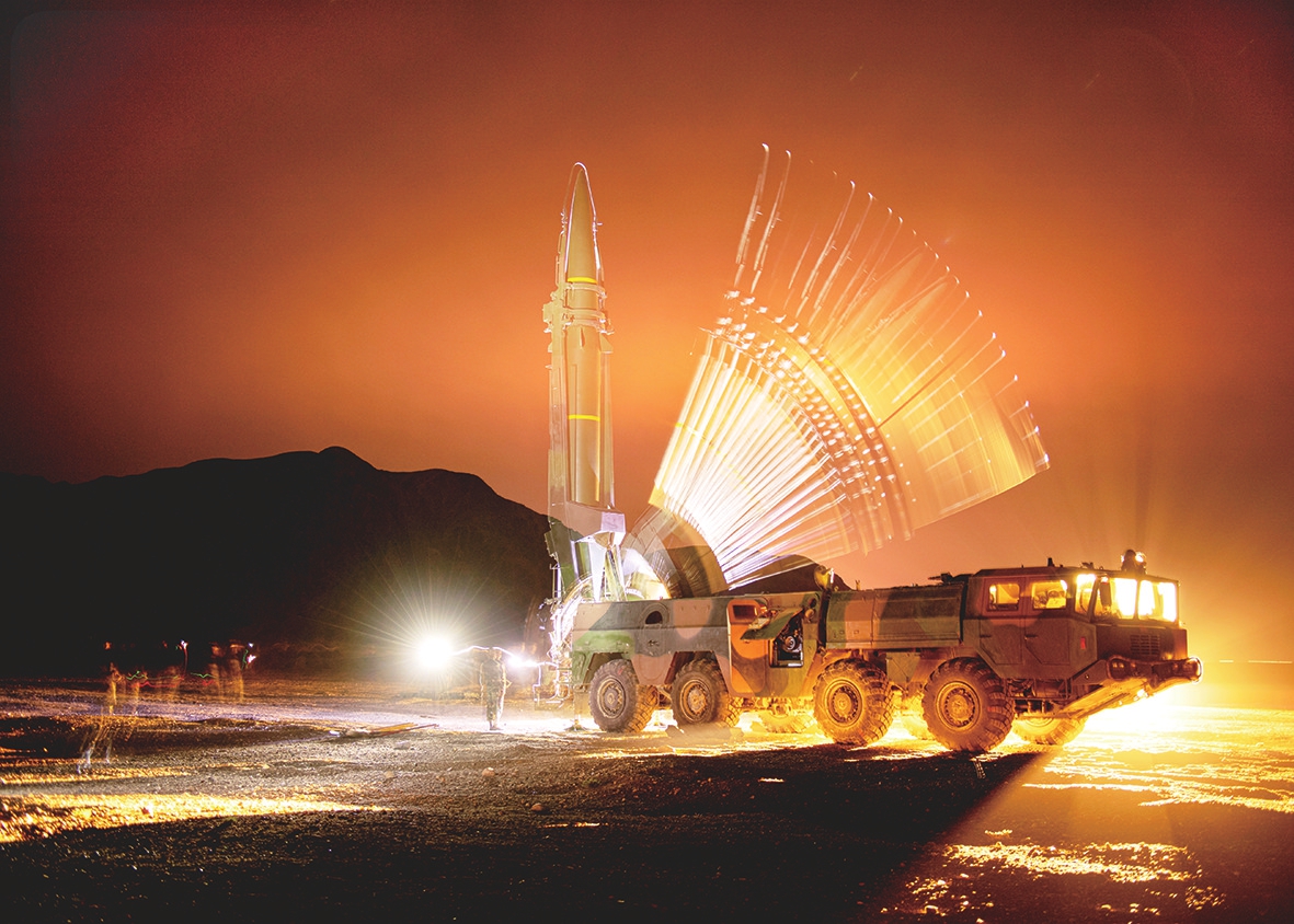 火箭军某旅在发射场进行夜间火力突击演练(资料照片,多重曝光).