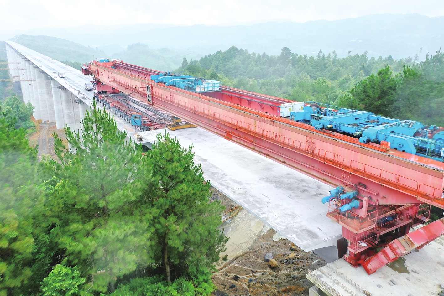 当日,位于贵州省独山县的贵南高铁麻场双线特大桥完成最后一孔箱梁